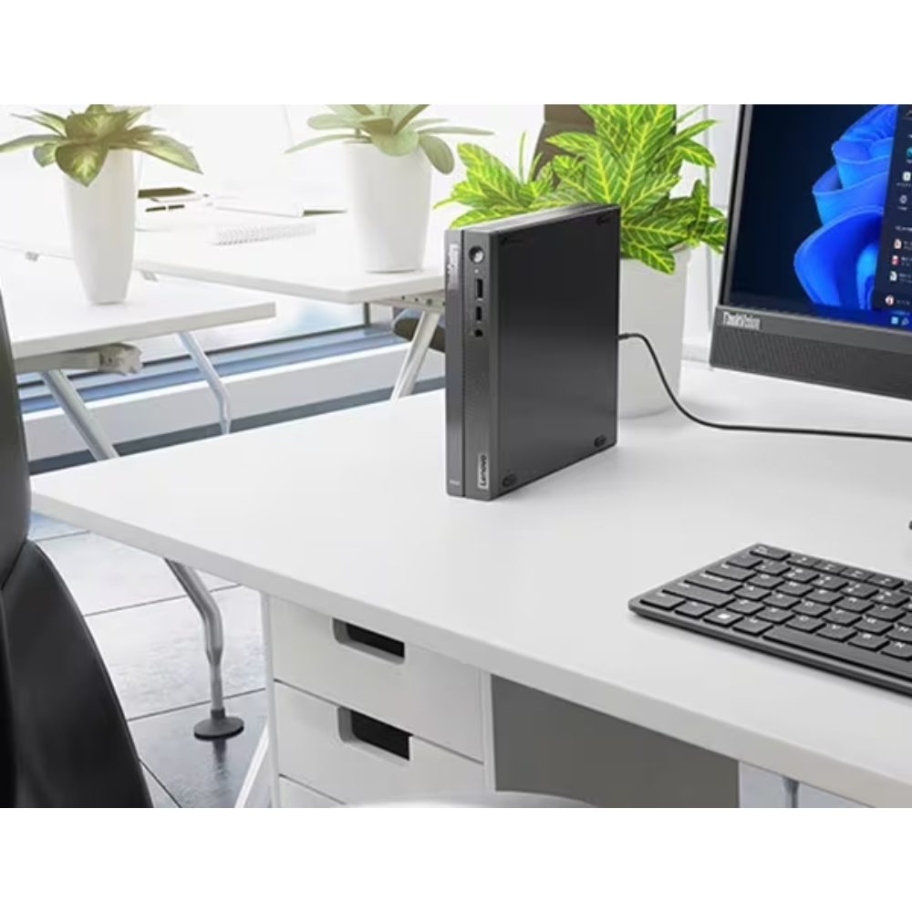 Lenovo thinkcentre neo 50q tiny 12ln001ege | intel core i5-13420h | 16gb ram | 512gb ssd | windows 11 pro | mini računalnik 2 Lenovo thinkcentre neo 50q tiny 12ln001ege na pisalni mizi v poslovnem okolju